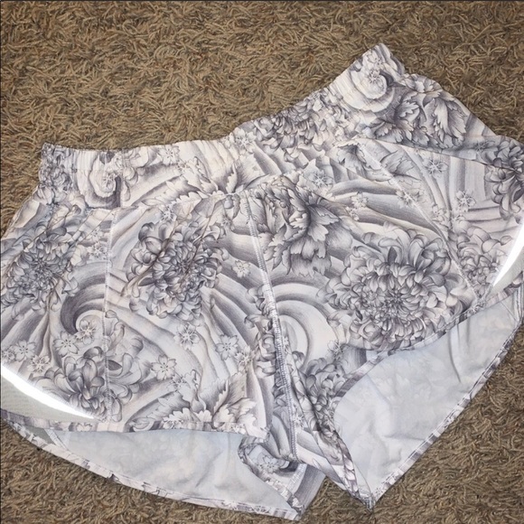 Rare Lululemon hotty hott 
floral short - Picture 2 of 7